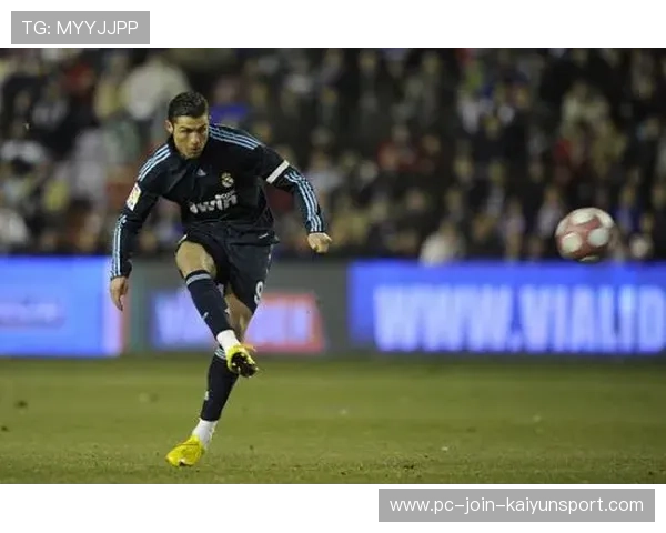 C罗任意球特训记：精准角度与弧线的秘密